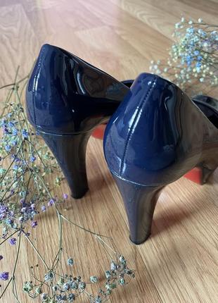 Туфли с открытым передом, кожаные лаковые синие на каблуке4 фото