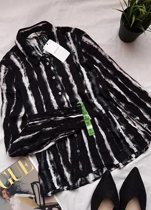 Рубашка выполнена в технике tie dye stradivarius