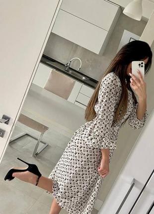 Платье миди с пышной юбкой расклешенное с рукавами три четверти с вырезом декольте белое черное солнце с принтом с буквами вечернее на выход