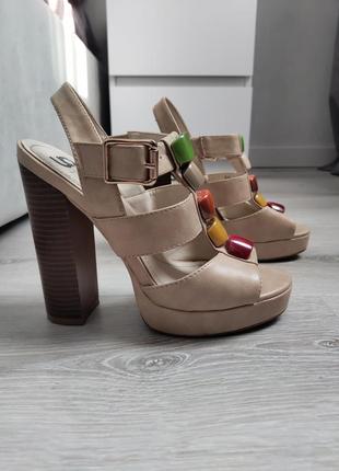 Босоніжки, туфельки на каблуці