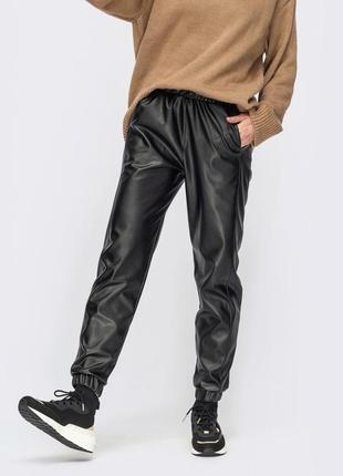 Утепленные кожаные брюки-джоггеры с накладными карманами сзади.1 фото