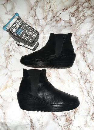 Чорні шкіряні дуже зручні черевики на танкетці і товстій підошві під пальчиками7 фото