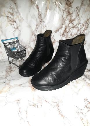 Чорні шкіряні дуже зручні черевики на танкетці і товстій підошві під пальчиками5 фото