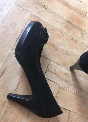 Замшевые туфли,черные с цветком5 фото