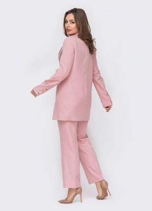 Брючный розовый костюм с удлиненным жакетом приталенного силуэта3 фото