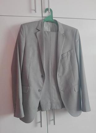 Чоловічий костюм