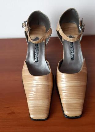 Женские туфли коричневые на каблуках2 фото