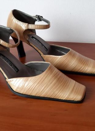 Женские туфли коричневые на каблуках