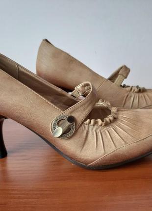 Женские туфли коричневые на каблуках1 фото