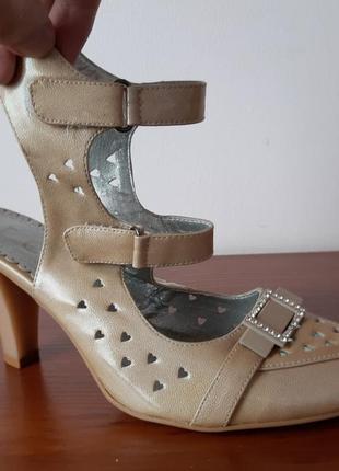 Босоножки туфли женские летние на каблуке бежевые