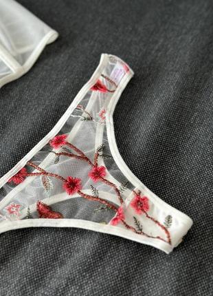 Комплект интимного белья на маленькие груди с корсетным бюстом и стрингами сеточка с вышивкой4 фото