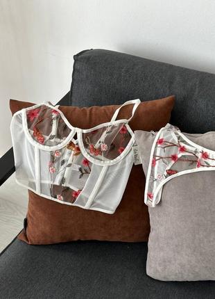 Комплект интимного белья на маленькие груди с корсетным бюстом и стрингами сеточка с вышивкой3 фото