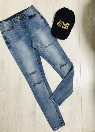 Стильные брендовые джинсы missguided с рваными элементами