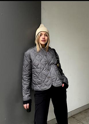 Легка стьобана куртка без коміра