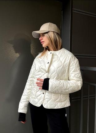 Легка стьобана куртка без коміра