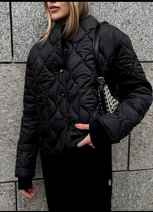 Легка стьобана куртка без коміра