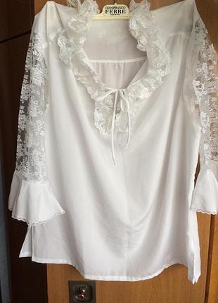 Белая блуза с рюшами