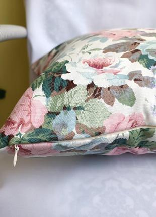 Декоративная подушка 35*35 с розами из плотной декоративной ткани3 фото