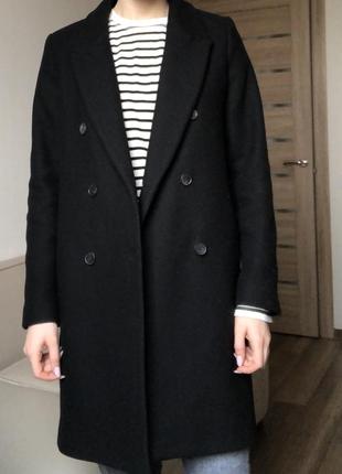 Черное шерстяное пальто zara