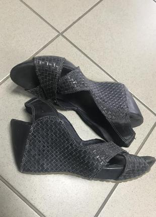 Босоніжки шкіряні стильні дорогий бренд otto ediec розмір 40