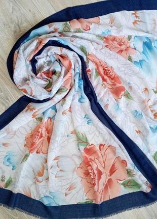 Нежный коттоновый шарф палантин с цветами, весна лето, парео, синий белый, в цветах2 фото