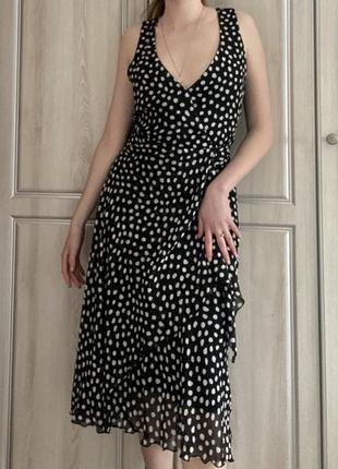 Чорна сукня в білий горох
