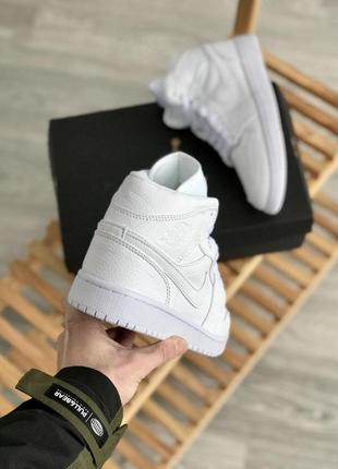 Чоловічі кросівки nike air jordan 1 mid white 453 фото