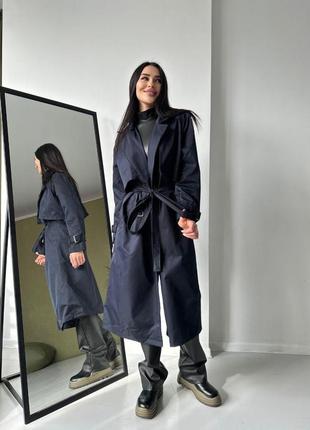 Синій жіночий модний демісезонний довгий тренч із котону з поясом на запах весна/осінь