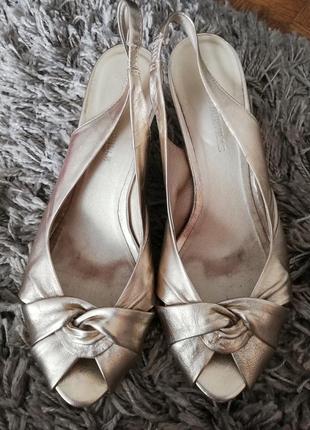 Золотые кожаные босоножки 40 р