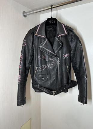 Куртка кожанка косуха черная с надписями7 фото
