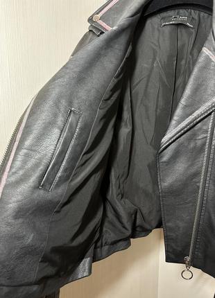 Куртка кожанка косуха черная с надписями4 фото
