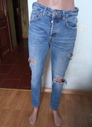 Рваные джинсы