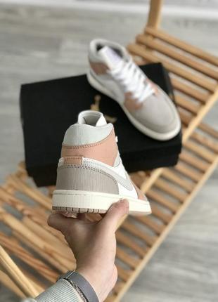 Женские кроссовки nike air jordan 1 mid beige 37-38-403 фото