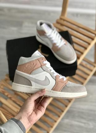 Женские кроссовки nike air jordan 1 mid beige 37-38-401 фото