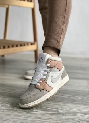 Женские кроссовки nike air jordan 1 mid beige 37-38-405 фото