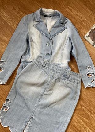 Брендовый джинсовый костюм юбка + пиджак roccobarocco