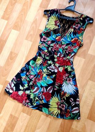 Яскрава шифонова сукня на запах