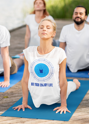 Футболка з принтом для занять йогою "do yoga enjoy life. займіться йогою насолоджуйтесь життям3 фото