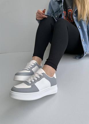 Женские кроссовки