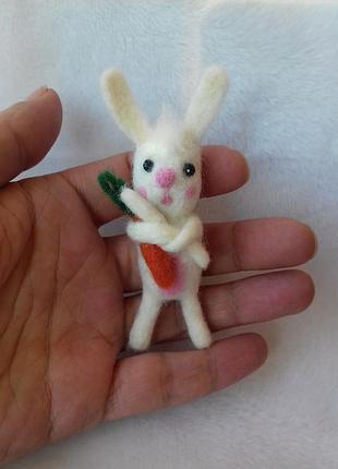 Брошка валяне з вовни білий зайчик
