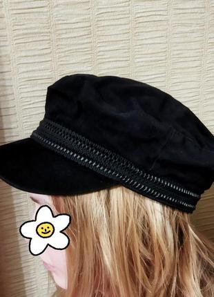 Стильная черная кепка фуражка