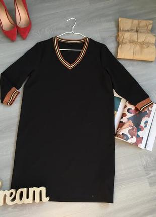 Стильное чёрное платье с цветными манжетами прямого кроя