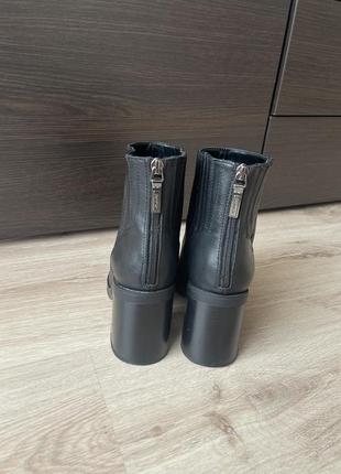 Женские котильоны экокожа  чёрные ботинки демисезонные на каблуке от bershka2 фото