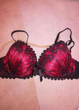 Червоний Бюстгальтер