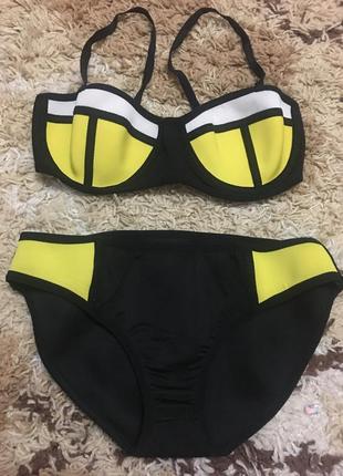 Дуже гарний нейлоновий купальник