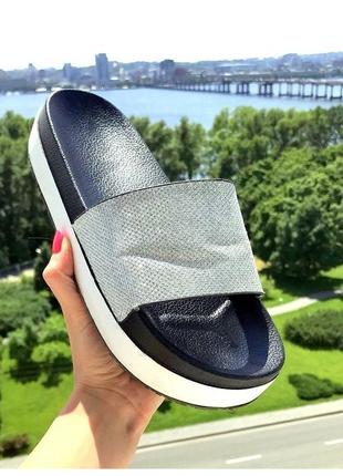 Блискучі шльопанці на платформі braska