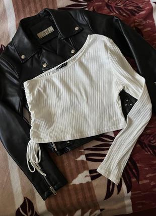 Водолазка топ shein шейн шеин укорочений білий в рубчик на одне плече один рукав з затяжками збоку