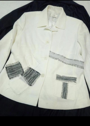 Белый пиджак с аппликацией2 фото