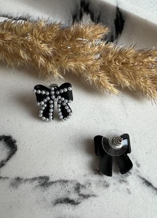 Сережки гвоздики чорні з бусинки у вигляді банта. сережки маленькі у французькому стилі біжутерія2 фото