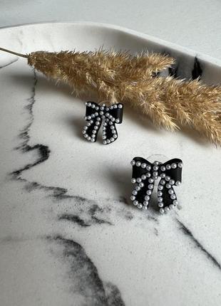 Сережки гвоздики чорні з бусинки у вигляді банта. сережки маленькі у французькому стилі біжутерія3 фото